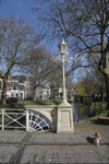 909605 Afbeelding van een straatlantaarn op de hoek van de Weerdbrug over de Stadsbuitengracht te Utrecht.